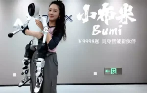 Mini robot Bumi akıcı hareketleriyle günlük kullanıma hazır geliyor!