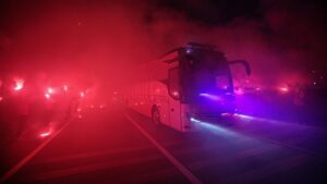 A Milli Futbol Takımı meşaleler eşliğinde stada girdi