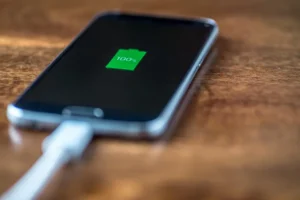 Telefonunuzu Her Zaman Şarj Etmenin Ardındaki Gerçek ve Pil Ömrü Açıklaması