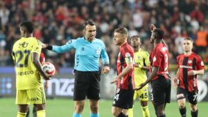 Ahmet Çakar Gaziantep FK-Fenerbahçe maçını ve hakem Atilla Karaoğlan'ı yorumladı!