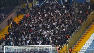 Beşiktaş tribünlerinden sert tepki! “Sergen gelecek, hesap verecek”