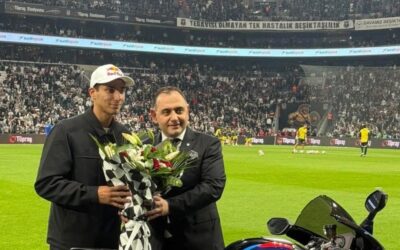 Beşiktaş'tan Toprak Razgatlıoğlu'na çiçek ve forma!