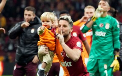 Dries Mertens'in oğlundan maç yolunda üçlü!