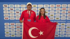 Dünya Kupası'nda üçüncü olan milli bocceci Yağmur Tosun okulunda çiçeklerle karşılandı!
