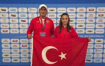 Dünya Kupası'nda üçüncü olan milli bocceci Yağmur Tosun okulunda çiçeklerle karşılandı!