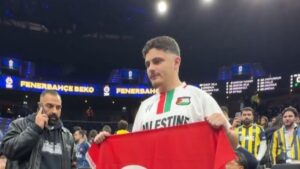 Fenerbahçe Beko-Maccabi Tel Aviv maçında taraftarlar Filistin bayrakları açtı