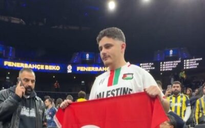 Fenerbahçe Beko-Maccabi Tel Aviv maçında taraftarlar Filistin bayrakları açtı