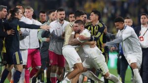 Fenerbahçe-Stuttgart maçının sonunda ortalık karıştı! İşte o anlar