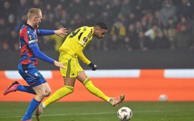 Fenerbahçe'de En Nesyri karşı karşıya kaçırdı