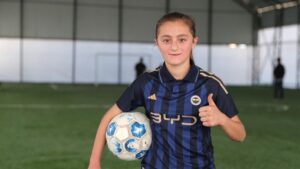 Futbol tutkunu küçük kızın talebini Bakan Kurum yerine getirdi!