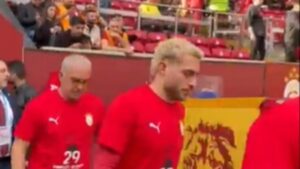 Galatasaray 29 Ekim Cumhuriyet Bayramı için özel tasarlanan tişörtlerle ısınmaya çıktı