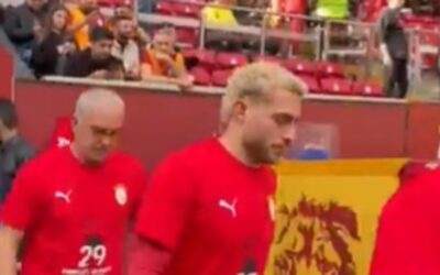 Galatasaray 29 Ekim Cumhuriyet Bayramı için özel tasarlanan tişörtlerle ısınmaya çıktı