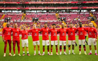 Galatasaray ısınmaya 29 Ekim tişörtleri ile çıktı