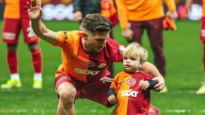 Galatasaray-Trabzonspor maçı için İstanbul'a gelen Dries Mertens'in oğlundan maç yolunda üçlü!