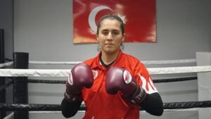 Genç kick boksçu Yağmur Ece büyükler kategorisinde altın madalya hedefi için çalışıyor!
