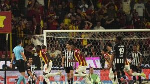 Göztepe 3-0 Beşiktaş (MAÇ SONUCU – ÖZET) Kartal'ın deplasman kabusu sürüyor!