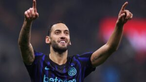Hakan Çalhanoğlu Inter'i zafere taşıdı! Milli yıldızın dublesine övgü