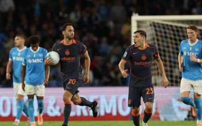 Hakan Çalhanoğlu Napoli'yi de boş geçmedi!