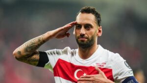 Hakan Çalhanoğlu’ndan şehitlerimize asker selamı