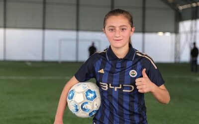 Hakkarili futbol tutkunu küçük kızın talebini Bakan Murat Kurum gerçekleştirdi!