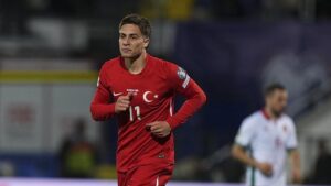Milli futbolcu Kenan Yıldız, antrenman öncesi dua etti.