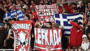 Olympiakos taraftarı Hapoel Tel Aviv galibiyetinin ardından tribünde Filistin bayrağı açtı!