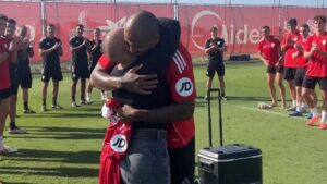 Sevilla Marcao'nun kanser atlatan eşini alkışlarla karşıladı