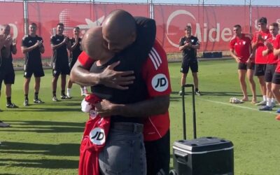 Sevilla Marcao'nun kanser atlatan eşini alkışlarla karşıladı