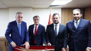 Trabzonspor, Başkan Recep Tayyip Erdoğan'a Sürmene kılıcı takdim etti