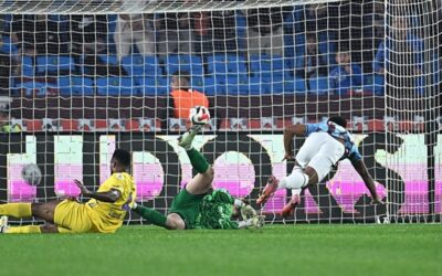 Trabzonspor-Eyüpspor maçında yürekleri ağza getiren an! Luccas Claro sedyeyle oyunu terk etti