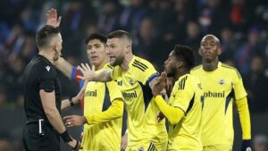 Viktoria Plzen-Fenerbahçe maçında hakemden skandal penaltı kararı! Pozisyonu VAR'da izledi ama…