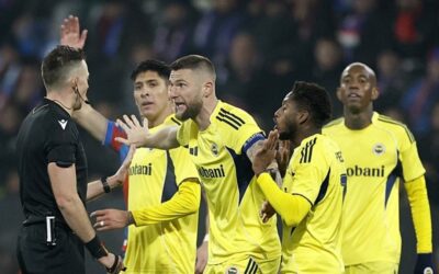 Viktoria Plzen-Fenerbahçe maçında hakemden skandal penaltı kararı! Pozisyonu VAR'da izledi ama…